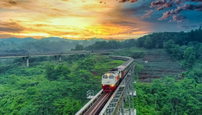 Liburan Seru dengan Kereta Api di Pulau Jawa, Temukan Destinasi Wisata Kerennya!