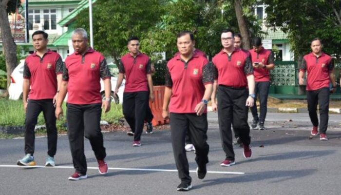 Membangun Kondisi Fisik dan Semangat Personel, Kapolda Babel Ikut Olah Raga Setelah Apel Pagi