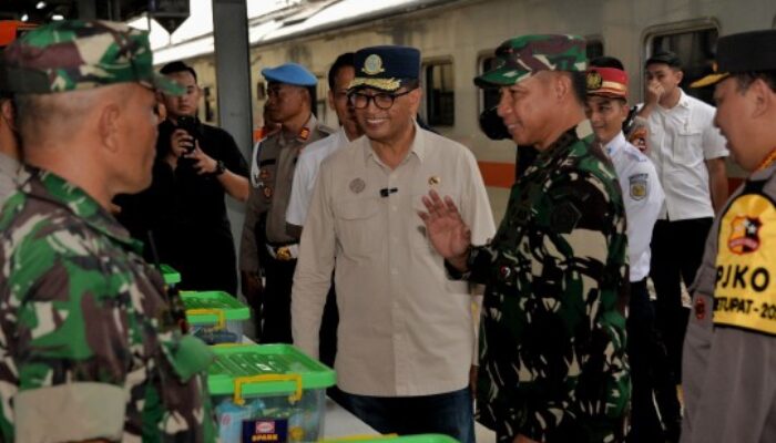 Menhub Budi Karya Sumadi, Kapolri dan Panglima TNI Tinjau Kondisi Terkini Arus Mudik di Stasiun Pasar Senen