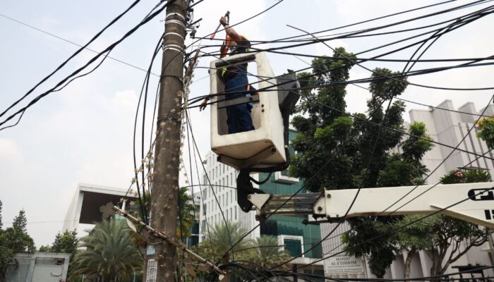 Pemerintah Tangsel Berantas Kabel Fiber Optik Semrawut Sesuai Peraturan Wali Kota: Implementasi 2024