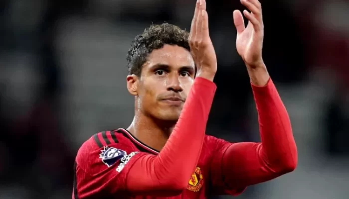 Ditinggalkan Raphael Varane, MU Mulai Cari Bek Baru