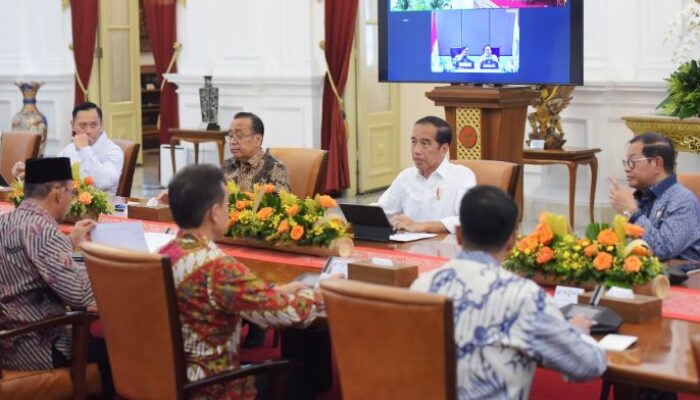 Penanganan Pengungsi Erupsi Gunung Ruang: Presiden Jokowi Pimpin Rapat Kabinet Terbatas