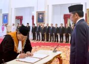 Presiden Joko Widodo Saksikan Pengucapan Sumpah Suharto sebagai Wakil Ketua Mahkamah Agung