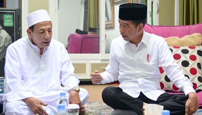 Presiden Jokowi Bertakziah ke Rumah Duka Syarifah Salma, Istri Habib Luthfi bin Yahya di Pekalongan