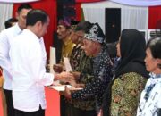 Presiden Jokowi Serahkan 10.323 Sertifikat Tanah Elektronik di Banyuwangi