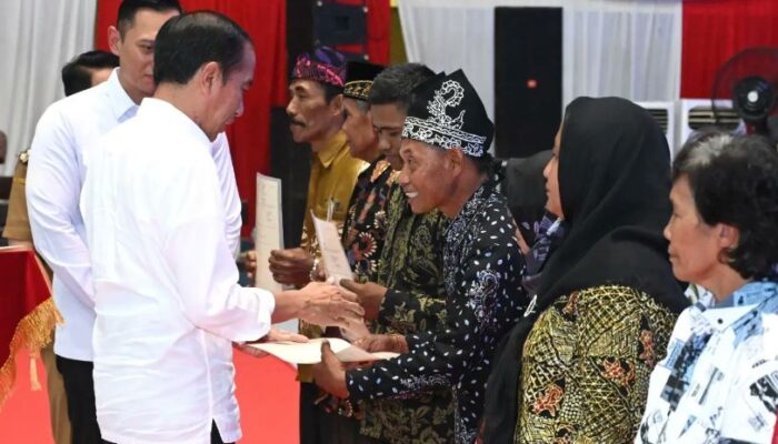 Presiden Jokowi Serahkan 10.323 Sertifikat Tanah Elektronik di Banyuwangi