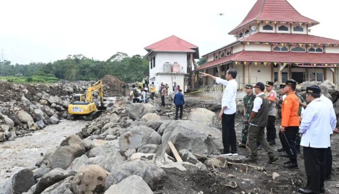 Presiden Jokowi Tinjau Area Terdampak Bencana Longsor dan Banjir Bandang di Sumatra Barat