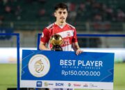 Francisco Rivera Raih Penghargaan Pemain Terbaik Liga 1