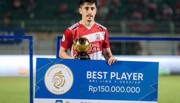 Francisco Rivera Raih Penghargaan Pemain Terbaik Liga 1