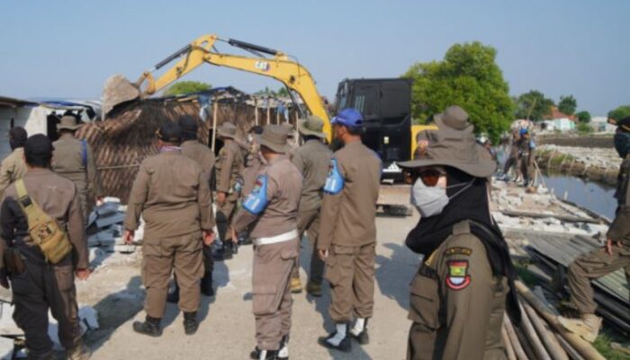 Satpol PP Kabupaten Tangerang Tertibkan Ratusan Bangunan Liar di Sempadan Sungai Jiban