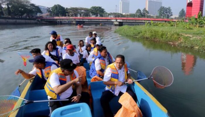 Aksi Bersih Sungai Cisadane oleh Pj Wali Kota Tangerang untuk Hari Sungai Nasional