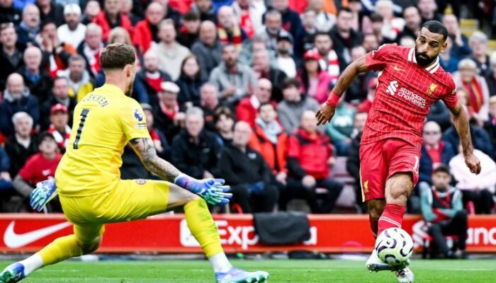 Arne Slot Bawa Liverpool Menang 2-0 di Anfield, Diaz dan Salah Bersinar