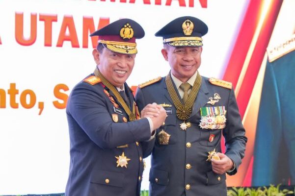 Kapolri Anugerahi Bintang Bhayangkara Utama kepada Panglima TNI