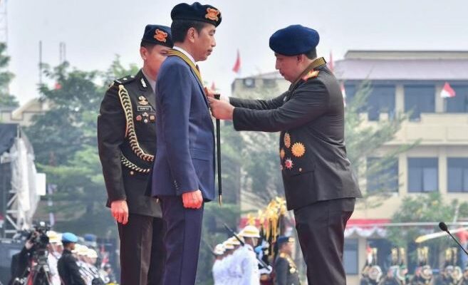 Polri Anugerahi Medali Kehormatan Keamanan dan Keselamatan Publik Loka Praja Samrakshana Kepada Presiden Joko Widodo