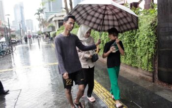 Berkah ‘November Rain’ Bagi Para Pelaku Ojek Payung (1)