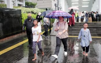 Berkah ‘November Rain’ Bagi Para Pelaku Ojek Payung (5)