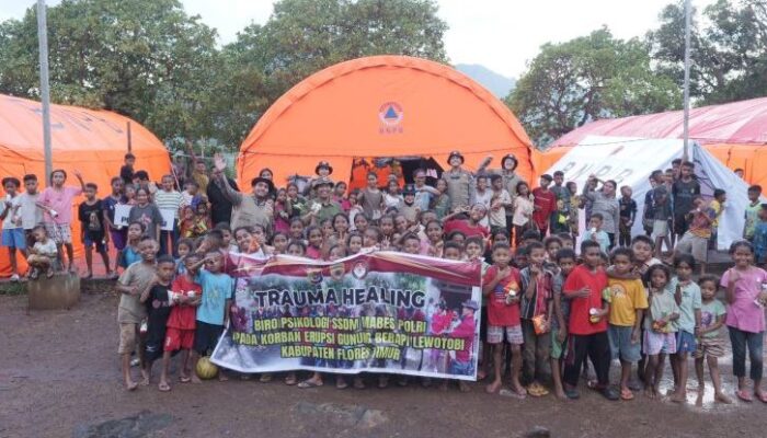 Polri Kirim Tim Trauma Healing untuk Pemulihan Psikologis Korban Erupsi Gunung Lewotobi di Flores Timur