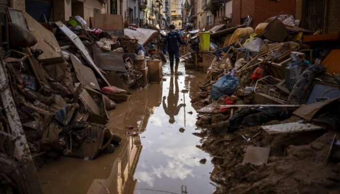 Seminggu Setelah Banjir di Spanyol: Keluarga Masih Harapkan Orang Hilang Selamat