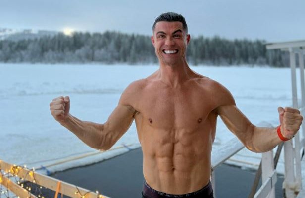 Cristiano Ronaldo Nikmati Liburan Natal di Lapland, Finlandia: Bertelanjang Dada dan Berenang di Kolam Dingin