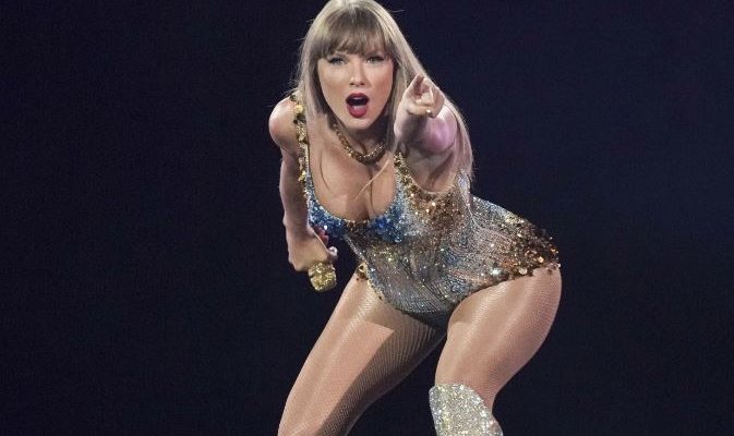 Taylor Swift Pecahkan Rekor dengan Buku “Eras Tour” Terjual 814.000 Eksemplar