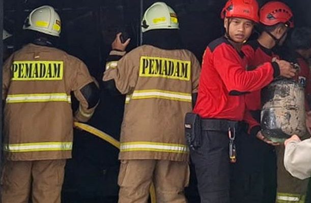 4 Unit Mobil Pemadam Padamkan Kebakaran di Gedung Panin Bank Jakarta Pusat