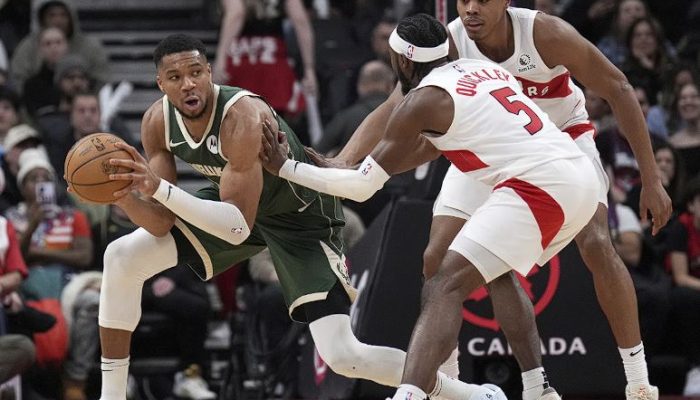 Giannis Antetokounmpo Cedera Jari, Tetap Tampil Sempurna dengan Triple-Double dalam Kemenangan atas Toronto Raptors