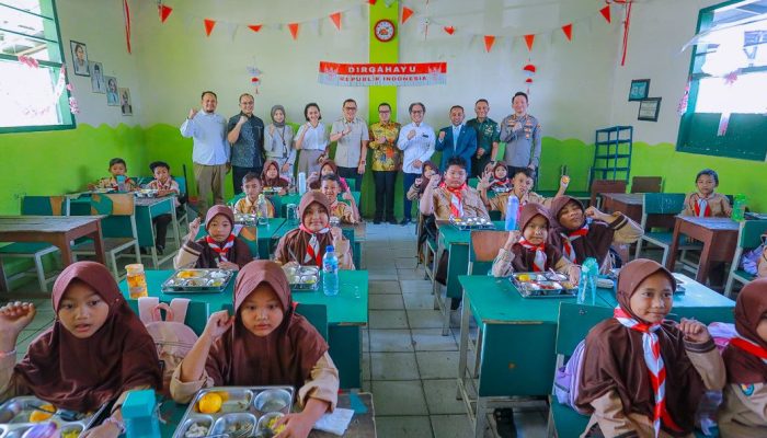 Menteri Abdul Kadir Karding Tinjau Program Makan Bergizi Gratis di Tangerang Selatan