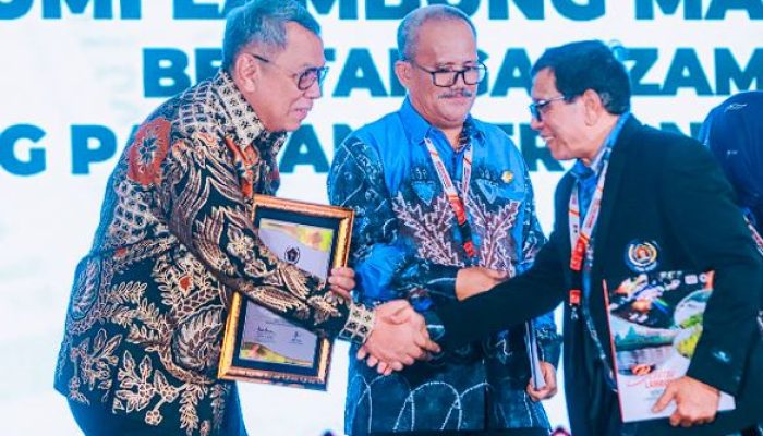 Benyamin Davnie Terima PIN EMAS Sahabat Pers di Hari Pers Nasional 2025