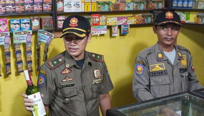 Satpol PP Tangerang Gelar Operasi Yustisi Tindak Penjualan Alkohol Jelang Ramadan