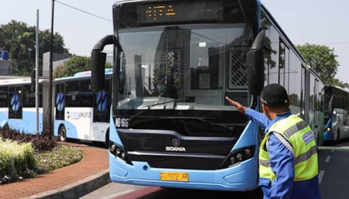 Transjakarta Tempatkan Petugas di Perlintasan Kereta Api untuk Jamin Keamanan Pelanggan