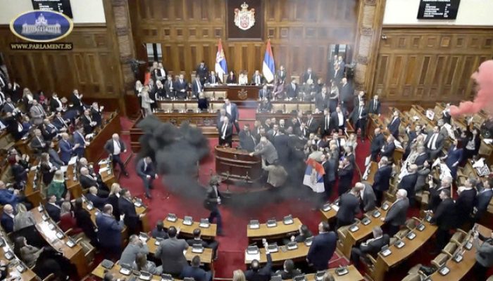 Oposisi Serbia Lempar Granat Asap dan Gas Air Mata di Parlemen, Situasi Sidang Kacau