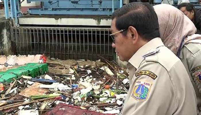 Pramono Anung Tinjau Pintu Air Manggarai, Jakarta Siaga 2 Atasi Banjir